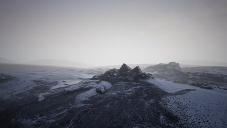 Montañas-Antárticas-Con-Nieve-En-La-Niebla